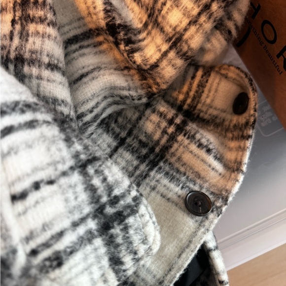 Old Navy fuzzy grey plaid shacket - Picture 4 of 4